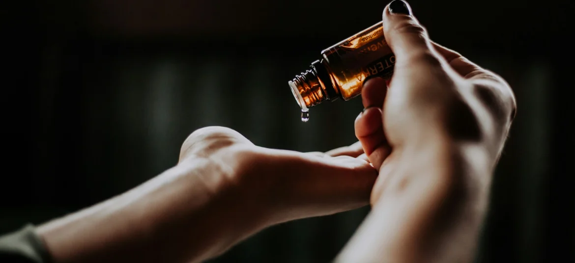Eine sanfte Aromamassage in beruhigender Atmosphäre mit ruhigen Berührungen für einen klaren Geist.