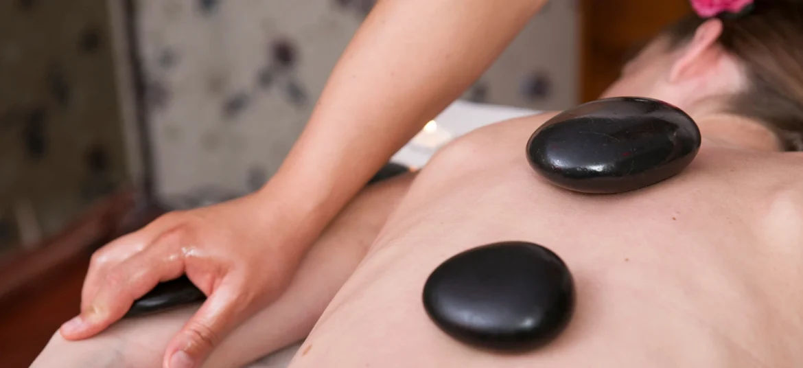 Wärme, die tief entspannt – Die wohltuende Hot-Stone-Massage sorgt für angenehme Berührungen.