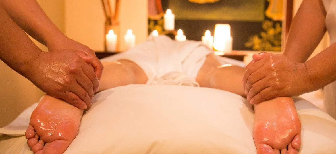 Eine traditionelle Lomi Lomi Nui Massage, inspiriert von der hawaiianischen Heilkunst