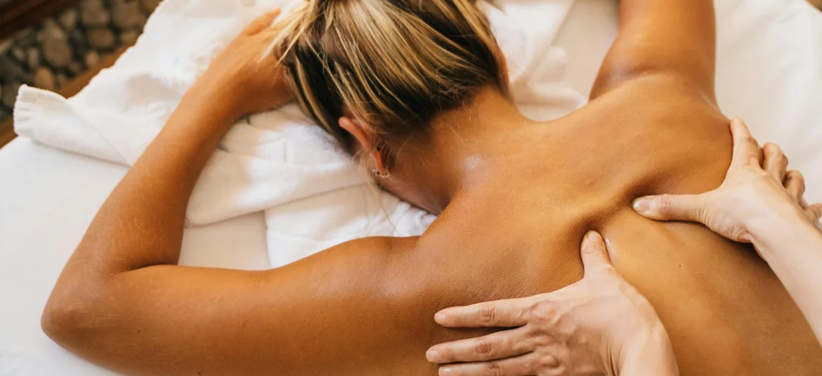Die schwedische Massage ist die klassische Art entspannender Berührungen.