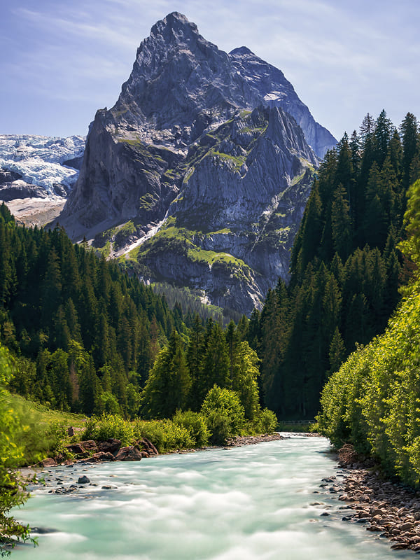 Fluss in einer Berglandschaft als Symbol für Naturverbundenheit, Wandel und den Fluss des Lebens